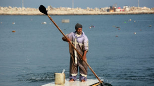 Na falta de barcos, pescadores de Gaza usam portas de geladeiras como pranchas de remo