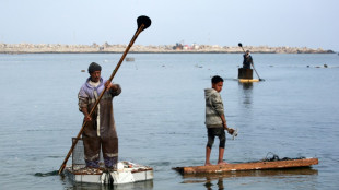 A falta de barcos, los pescadores de Gaza usan puertas de neveras como tablas de pádel