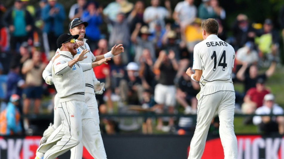 Australia have 'backs to the wall' as New Zealand clean out top four