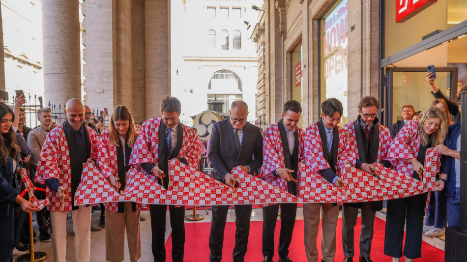 Sindaco Gualtieri e 700 in fila a taglio nastro Uniqlo