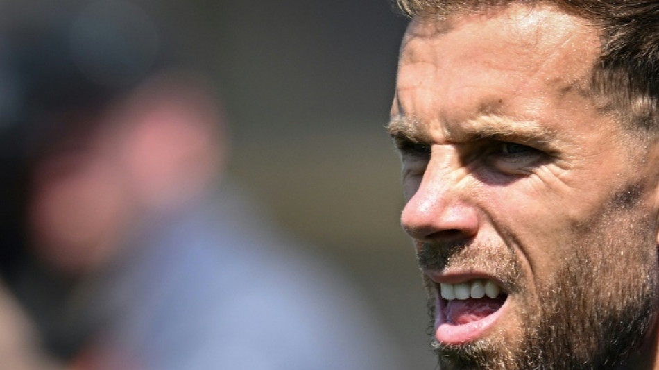 Jordan Henderson se despede dos torcedores do Liverpool