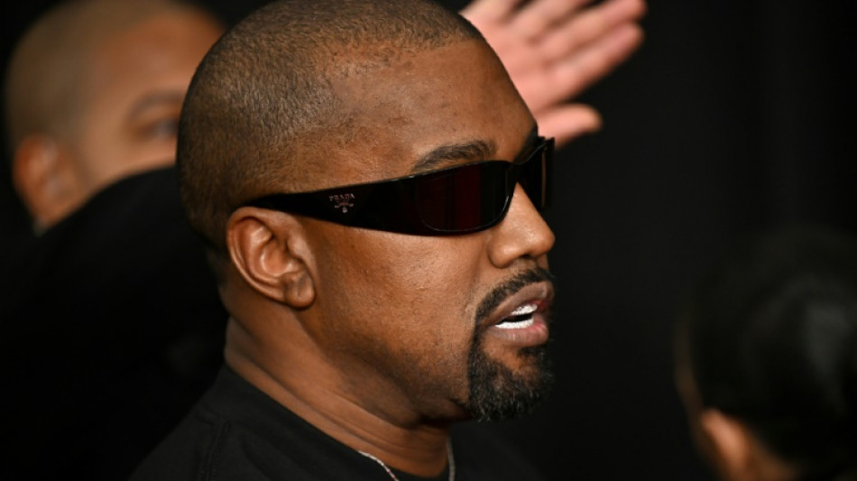 Site de Kanye West sai do ar após vender camisetas com símbolo nazista