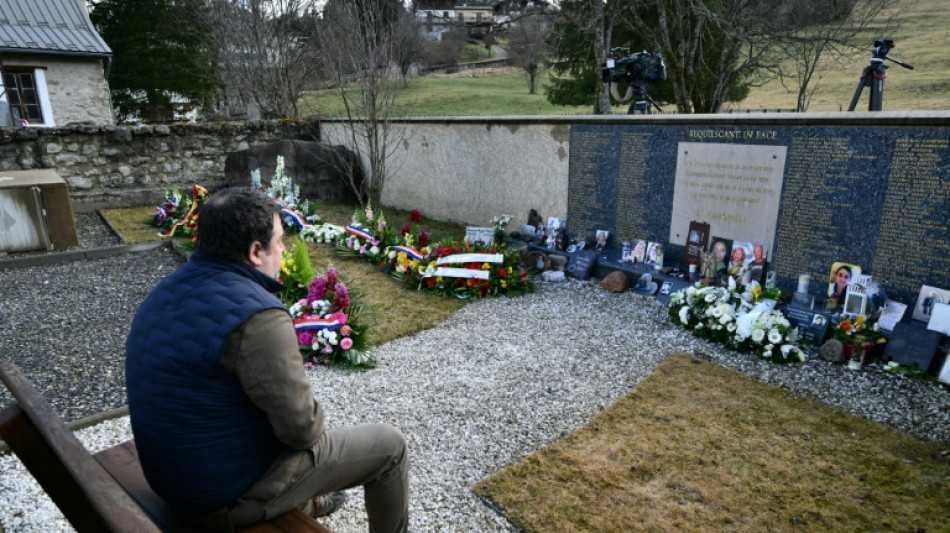 Un pueblo de los Alpes franceses recuerda a las víctimas del avión que se estrelló en 2015