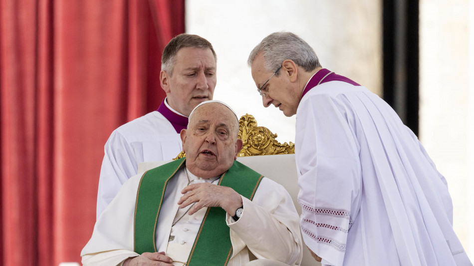 Il Papa, 'ho difficoltà nel respiro', e interrompe l'omelia