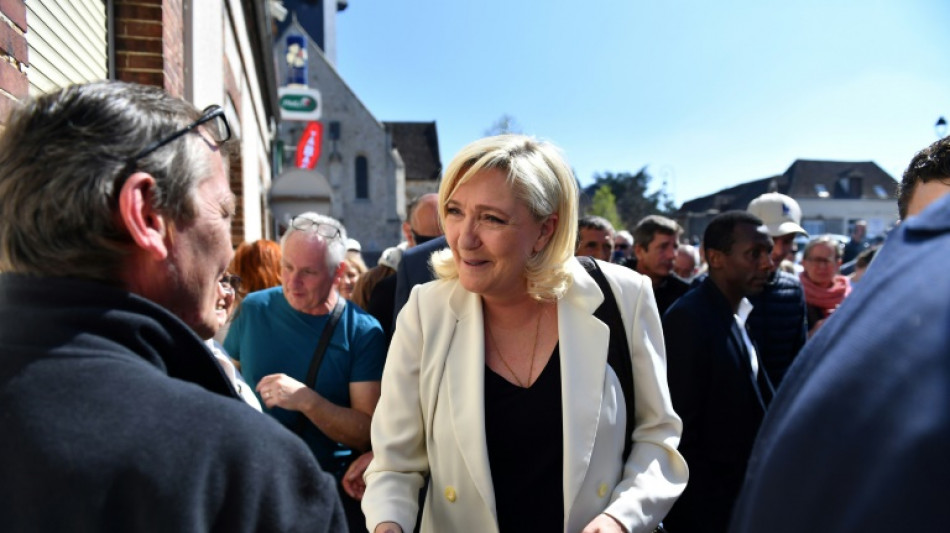 Marine Le Pen se veut une "mère de famille", parmi les siens à Saint-Rémy-sur-Avre