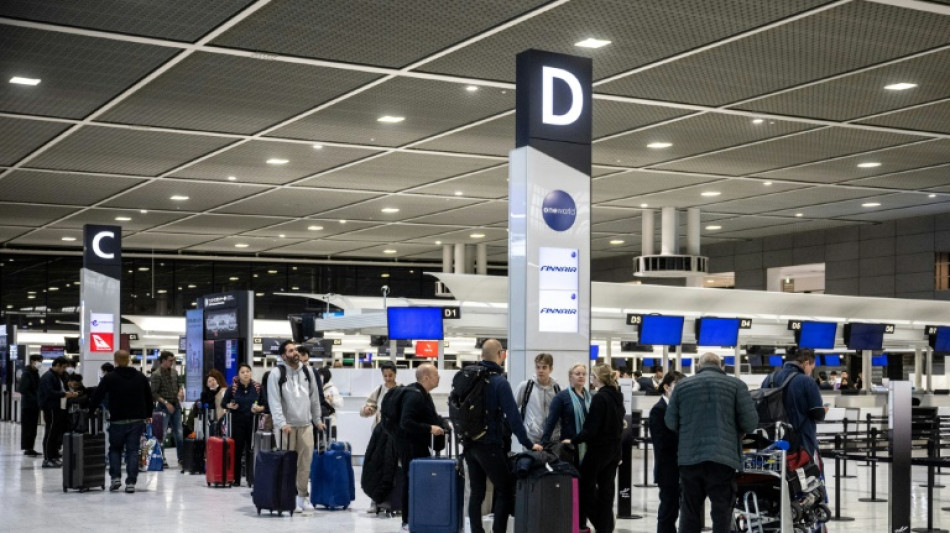 Cierran una pista de un aeropuerto de Japón tras el aterrizaje de emergencia de un avión de carga