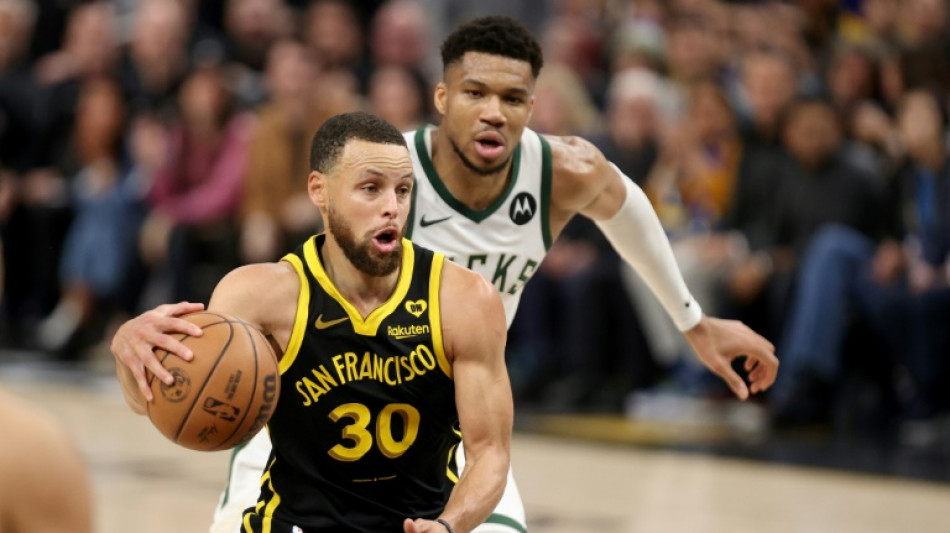 Curry stars as Warriors bounce back to rout Bucks