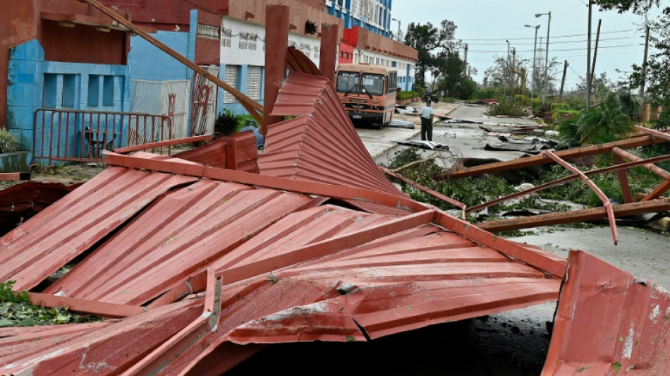 Cuba empieza a restablecer la electricidad tras el huracán Rafael