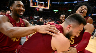 Strus nets monster buzzer-beater as Cavs sink Mavs   