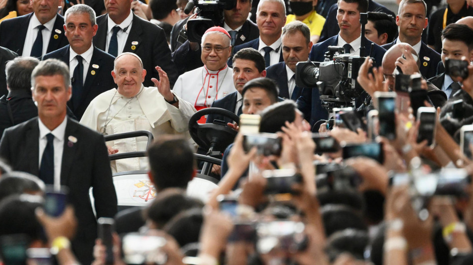 Papa visita anziani e malati poi incontro interreligioso giovani