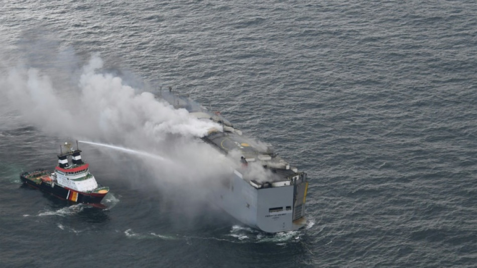 Les secours parvenus à monter sur le cargo en feu au large des Pays-Bas