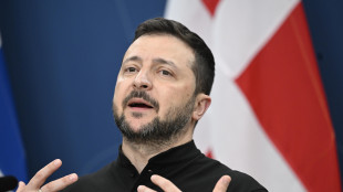 Zelensky, 'grazie Biden per uso armi Usa, sostegno vitale'