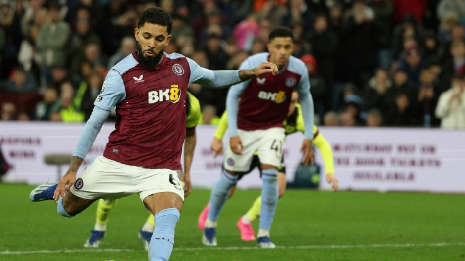 Aston Villa, Man City close on Premier League lead, Man Utd beaten again