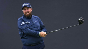 Lowry leads as McIlroy, Woods suffer nightmare start at the British Open