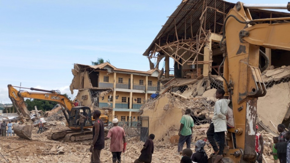 Ao menos 21 mortos e dezenas de feridos por desabamento de uma escola na Nigéria
