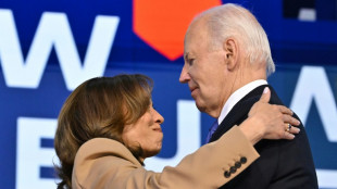 "Merci Joe!" Biden passe le flambeau à Harris sous les vivats et dans les larmes