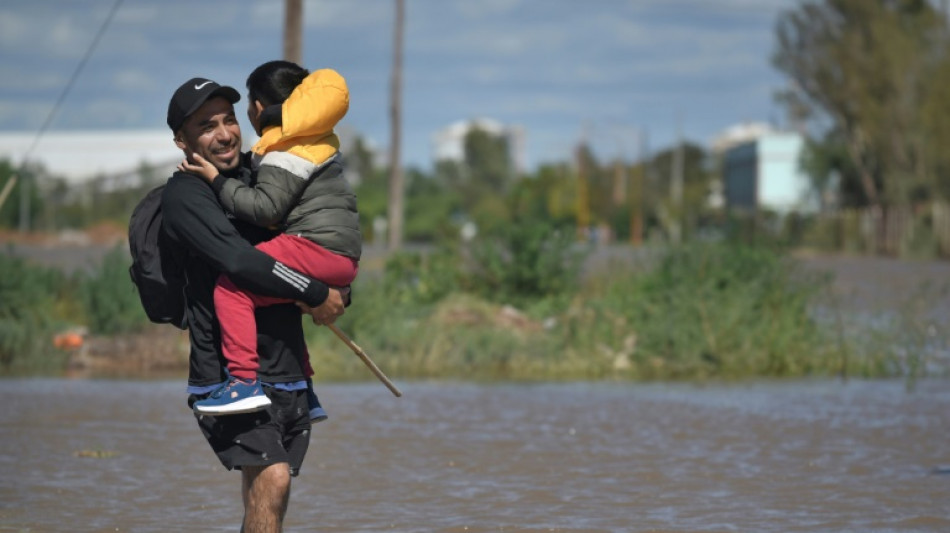 Argentine: l'eau reflue, recherches actives des disparus après les inondations meurtrières