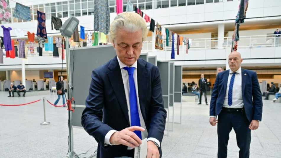 Dutch kick off EU vote with all eyes on far right