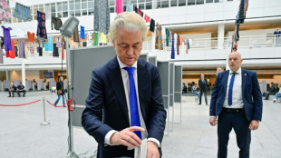 Dutch kick off EU vote with all eyes on far right