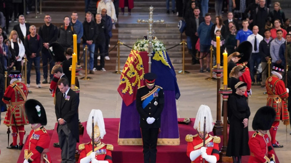 Los príncipes Guillermo y Enrique velan juntos el féretro de Isabel II