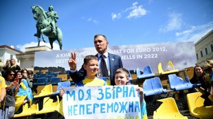 Parte da arquibancada do estádio destruído de Kharkiv é exposta em Munique