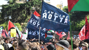 Tensione al corteo a Roma, percorso deviato verso Termini