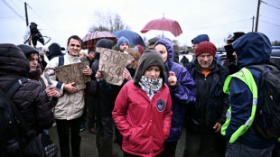 Greta Thunberg junta-se a protesto contra construção de rodovia na França