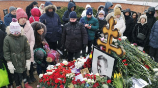 Cientos de personas se congregan ante la tumba del opositor Navalni en Rusia por aniversario de su muerte