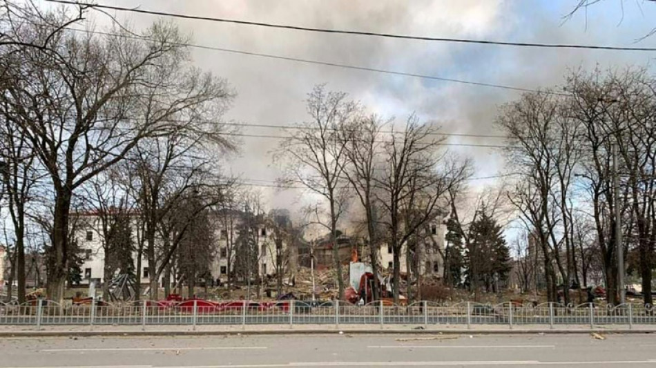 Selenskyj: Noch "hunderte" Menschen unter Trümmern von Theater in Mariupol 