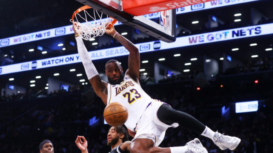 LeBron scores 40, hits 9-of-10 3-pointers as Lakers rip Nets