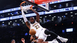 LeBron scores 40, hits 9-of-10 3-pointers as Lakers rip Nets