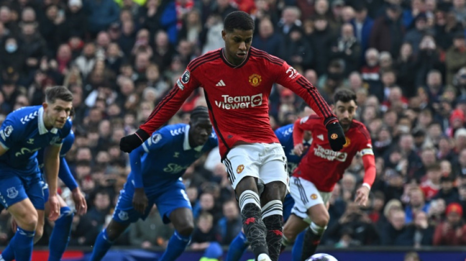 Man Utd bounce back against Everton thanks to two penalties