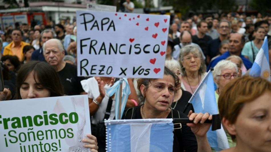 Missa pelo papa reúne centenas de pessoas em praça da Argentina