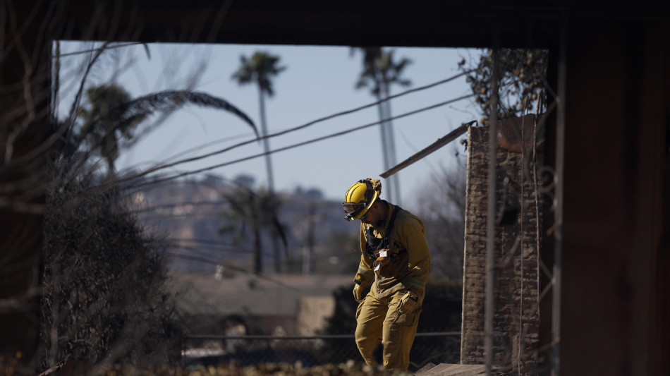 Los Angeles, tre persone arrestate per incendio doloso