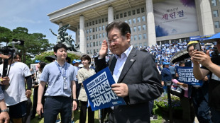 Líder da oposição sul-coreana é esfaqueado no pescoço