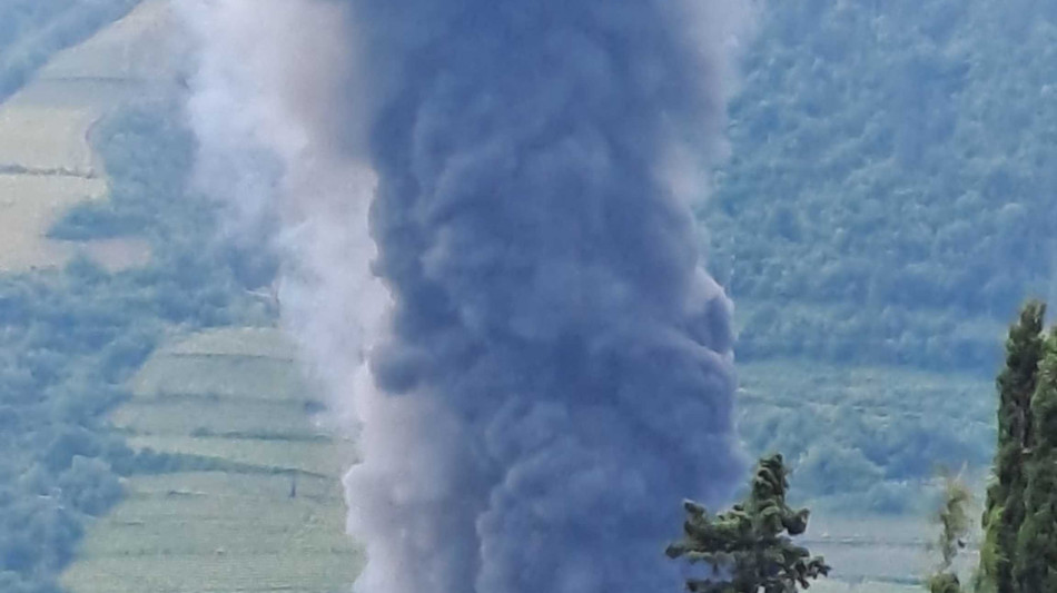 Grande incendio a Bolzano in zona artigianale Piani